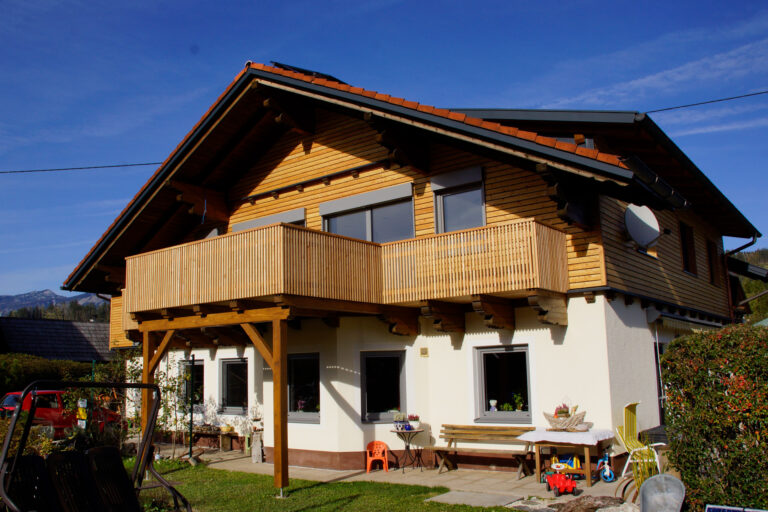 Foto eines renovierten und ausgebauten Zweifamilienhauses.