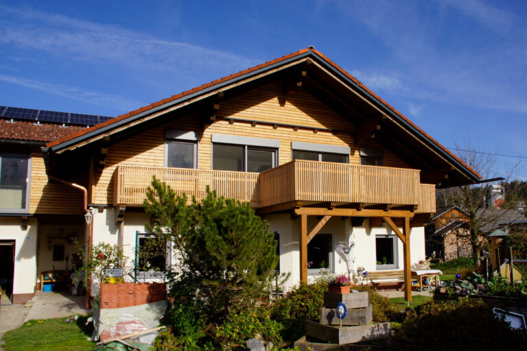 Foto eines renovierten und ausgebauten Zweifamilienhauses.