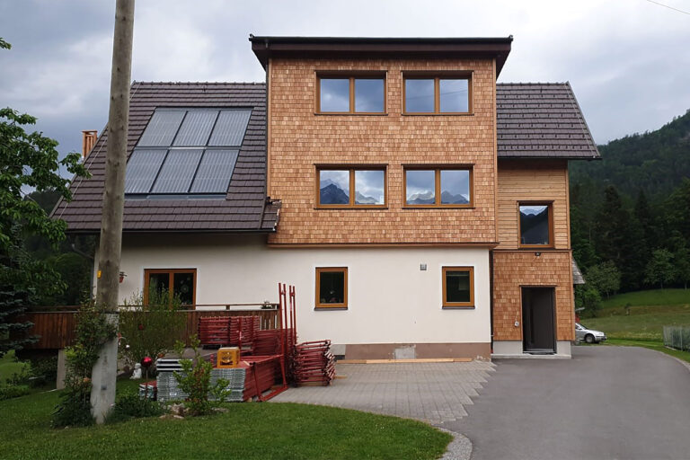 Foto eines Gebäudes mit Dachgeschossausbau.