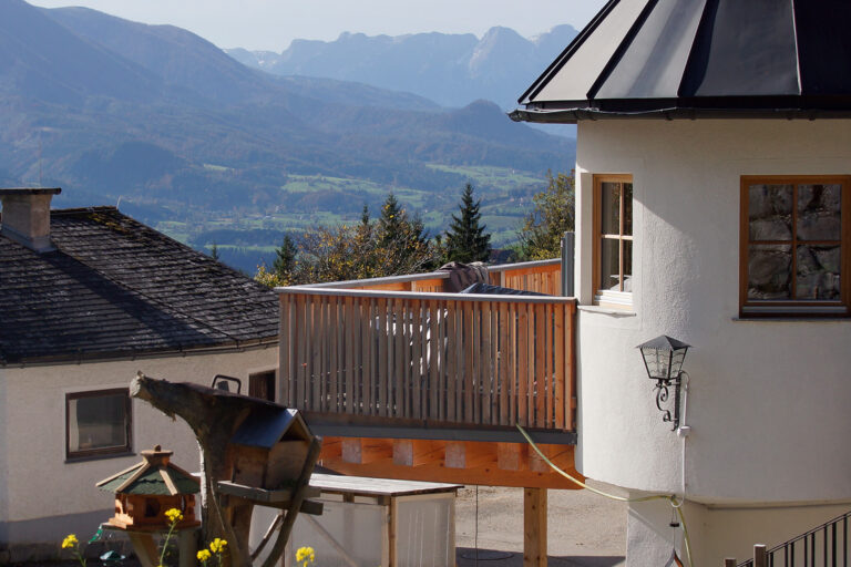 Foto eines Balkons mit Aussicht über ein weites Tal.