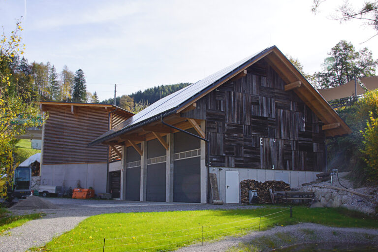 Foto eines Heizwerks mit gerasterter Altholzfassade.