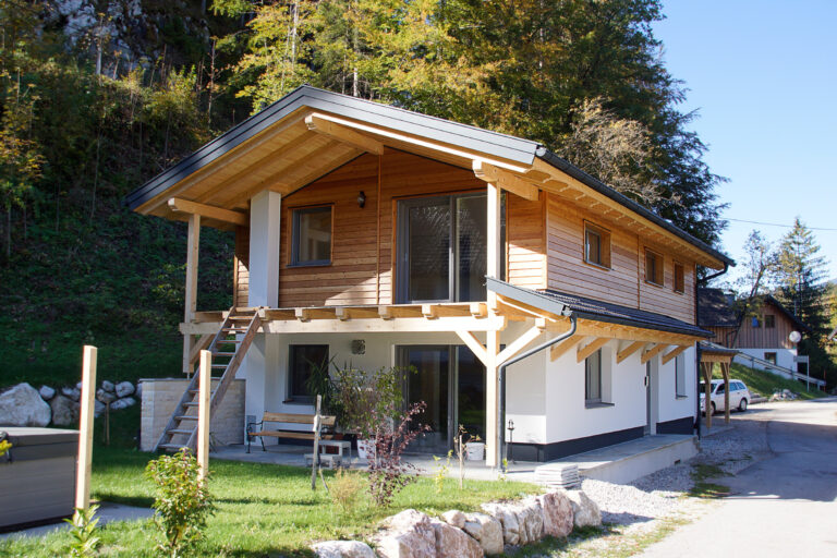 Foto eines Gebäudes in Holzriegelbauweise mit Satteldach.