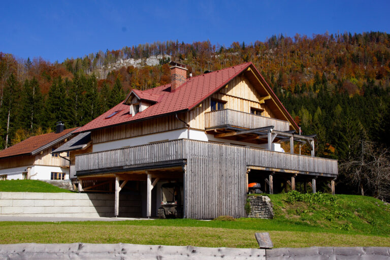 Ein Foto eines sanierten Almhauses.