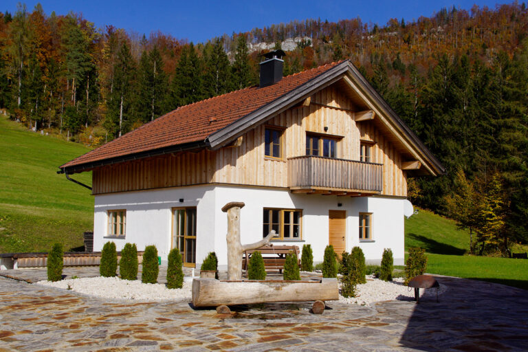 Foto einer sanierten Almhütte