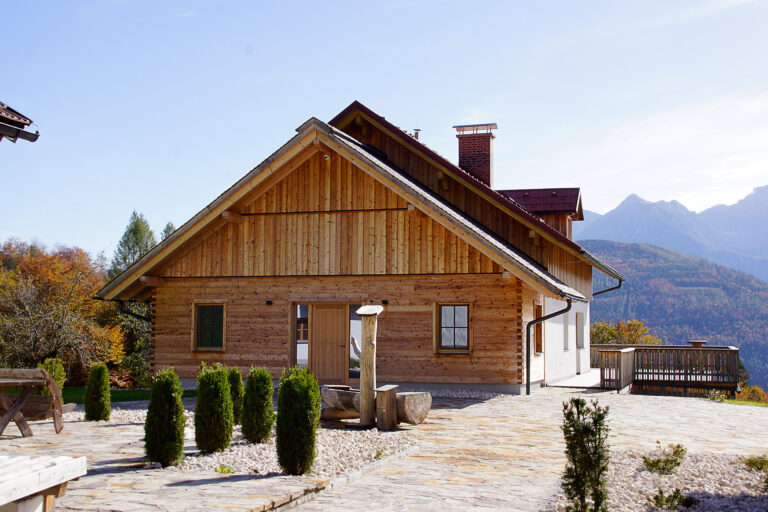 Foto eines Gebäudes mit Holzfassade.
